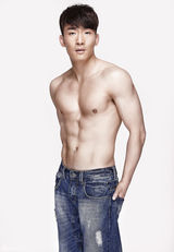 组图：魏炳桦时尚写真秀腹肌 洒脱演绎男性魅力