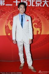 组图：张雨绮陈柏霖等群星现身北京大影节红毯