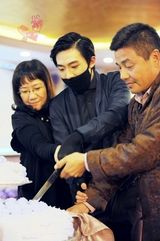 组图：网曝俞灏明2012年庆生照 戴口罩拥抱粉丝