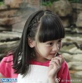 组图：森碟拍广告表情多 穿背带裤嘟嘴卖萌