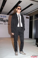 组图：黄日华父女档合作拍剧 关楚耀饰精神病患