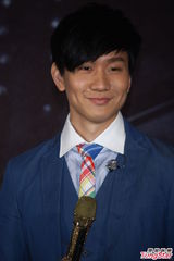 组图：林俊杰发布新专辑 秀棒球阳光帅气