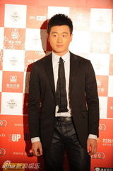 幻灯集：时尚盛典颁奖众星云集 不惧严寒斗礼服