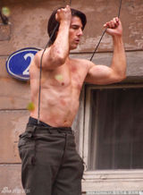 组图：《碟中谍4》阿汤哥半裸吊钢丝变空中飞人