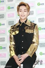 组图：SHINee出席演唱会记者会 舞台妆妖艳帅气