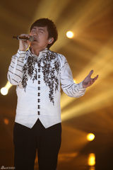 组图：周笔畅玩谢耳朵乐器 邓紫棋黑丝秀腿