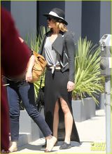 组图：詹妮弗-劳伦斯黑装出街秀圆腰硕腿