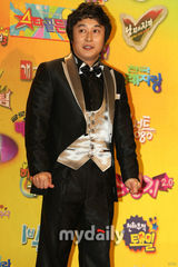 幻灯图：众星出席2009KBS电视台演艺大奖颁奖礼