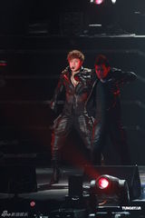 组图：金贤重香港会粉丝劲歌热舞造型炫酷