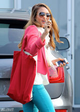 组图：杰西卡-阿尔芭街拍LOOK 撞色搭配抢眼