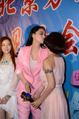 组图：《粉红女郎》发布会 阿雅张馨予现场接吻