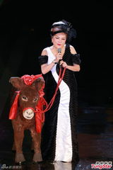 组图：邵音音牵骡上台 现场演绎《低俗喜剧》