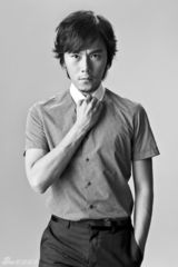 组图：秦昊封面大片眼神坚定展型男本色