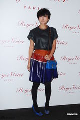 组图：钟楚红低胸马甲亮相劝后辈交友慎重