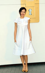 组图：江一燕助阵国际品牌 空运礼服备战金像