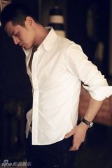 组图：《夏家》主演边原初秋写真 展型男魅力