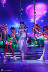 组图：阿娇杜汶泽为快乐大本营庆生