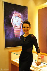 组图：章子怡成都代言活动 黑衣透视装亮相