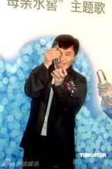 幻灯图：成龙参与母亲水窖行动 教史密斯节约用水