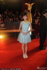 组图：徐娇亮相上影节红毯 着裙装清新可爱