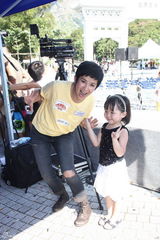 组图：吴君如出席慈善活动 称已安慰脚伤古天乐