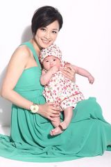 高清图：张庭孕后变超级辣妈 携女儿登杂志封面