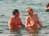 组图：希尔顿与男友鸳鸯浴 海滩戏水被搂蛮腰