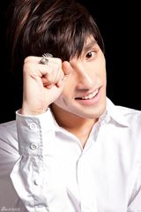 组图：黄又南拍新写真 治愈系微笑演绎纯白自我