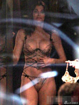 组图：超模史蒂芬妮逛内衣店 真空试衣豪乳毕现