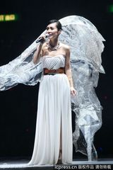 组图：黄伟文作品展开唱 陈奕迅拄拐演唱助阵