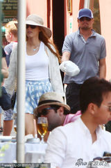 组图：莱昂纳多与布莱克甜蜜逛街 恋情渐趋明朗