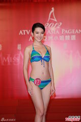 组图：候选亚姐泳装亮相 韩国选手压鼻否认整容