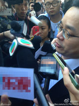 组图：李某某案宣毕梦鸽离开 同案律师比V手势