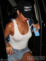 组图：蕾哈娜清凉小背心开心透两点