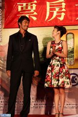 组图：阿部宽抵台谈翘臀羞涩 上户彩微笑打招呼