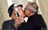 组图：罗萨-冯-柏汉获摄影机奖 遭主席热烈强吻