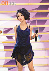 幻灯图：设计师点评歌手着装 千奇百怪争奇斗艳 