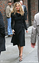 幻灯图：甜姐安妮斯顿做客脱口秀 大展招牌笑容 