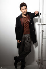 组图：常铖西装迎春来 尽显魅力熟男风范