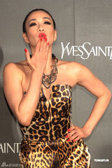 组图：钟丽缇台湾走秀 性感豹纹洋装搭配红唇