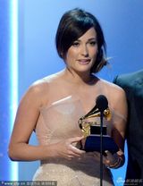 组图：Kacey获最佳乡村歌曲 超短裙深V献唱