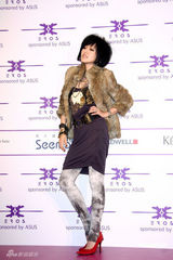 幻灯图：小S婚姻未亮红灯 李心洁婚期未定否认怀孕