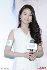 组图：林依晨白裙亮相代言清新优雅
