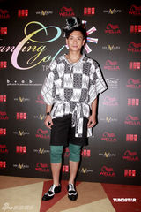 幻灯图：黄宗泽礼帽造型抢眼 与胡杏儿同场不合影 