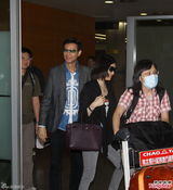 组图：郑少秋遇疯狂女粉丝 太太面露不悦