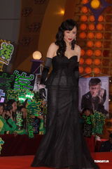 组图：邓萃雯红唇露背散发冶艳 黑色礼服杀气十足