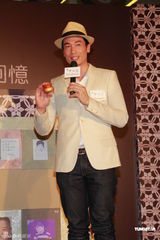 组图：徐子淇疑似走光引媒体狂拍