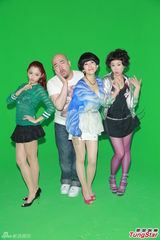 组图：吴君如加拍《金鸡》重口戏 怀抱大香蕉