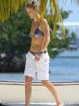 组图:查理兹-塞隆骑摩托艇 比基尼秀火辣身材