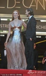 组图：《无法无天》戛纳首映 查斯坦米娅双姝竞艳